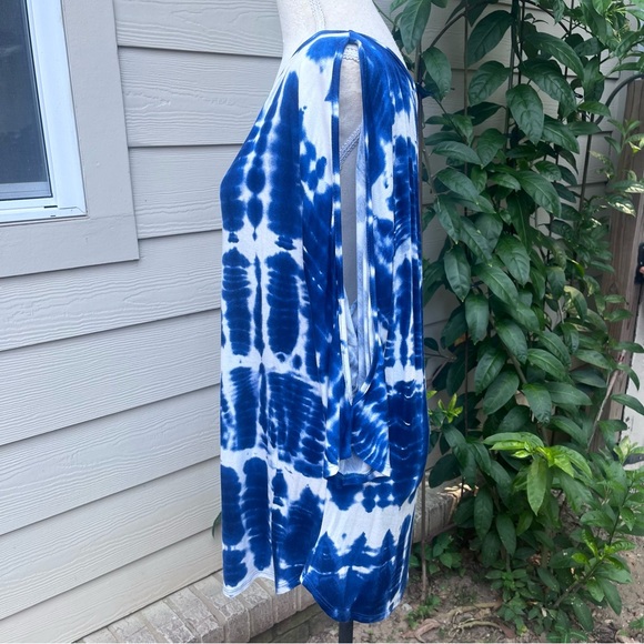 Everette Bleu Tie-Dye Top for Ladies with Peek-a-Boo Sleeves; Size Large - Picture 2 of 8